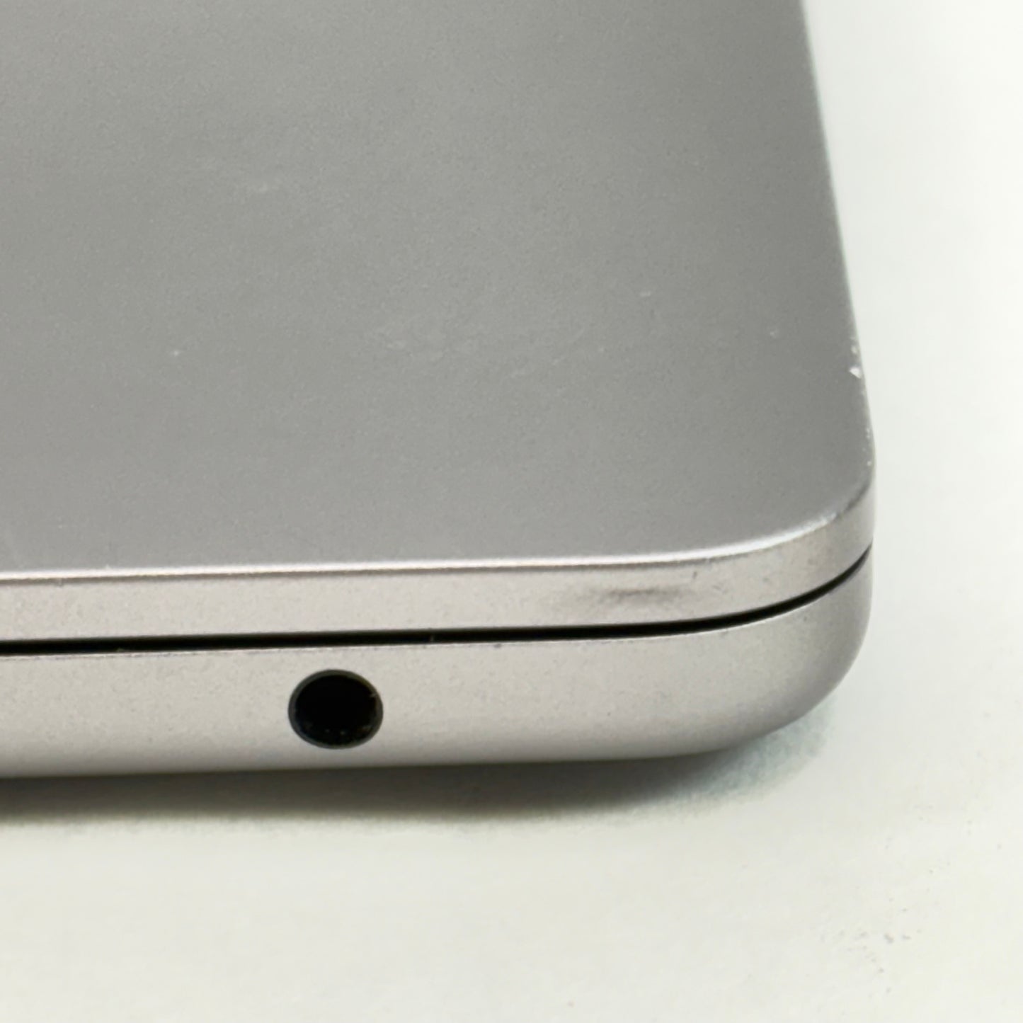 2022 Apple MacBook Air 13.6" M2 8C GPU 3.5GHz 8GB RAM 256GB SSD A2681