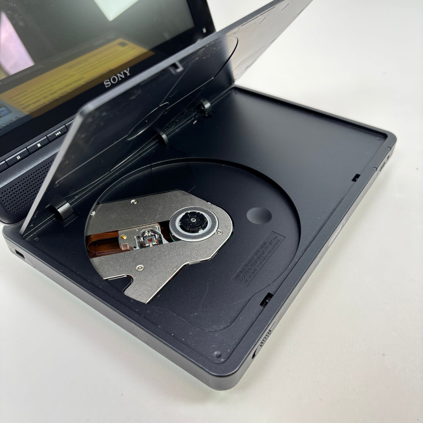 Sony DVP-FX810 Portable DVD Player with Rechargeable Battery Pack NP-FX110
