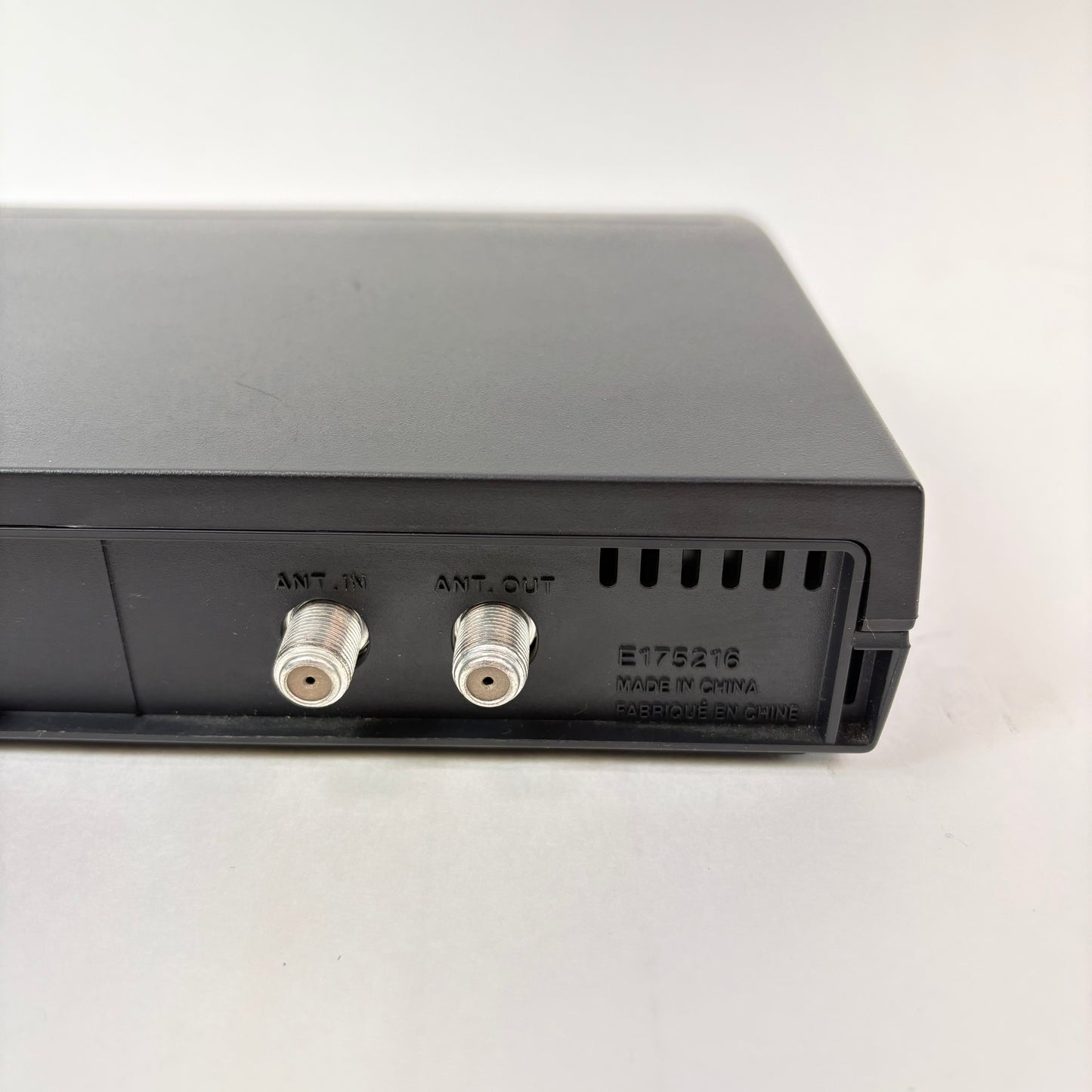 Magnavox DTV Digital To Analog TV Converter TB110MW9 With Remote 