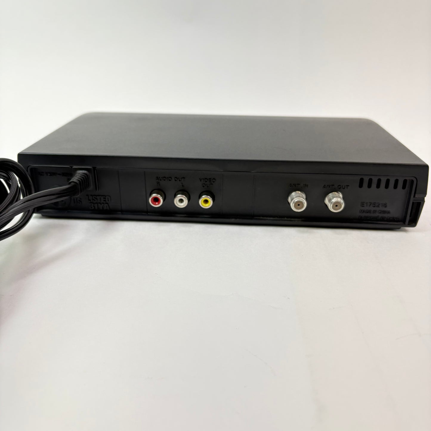 Magnavox DTV Digital To Analog TV Converter TB110MW9 With Remote 