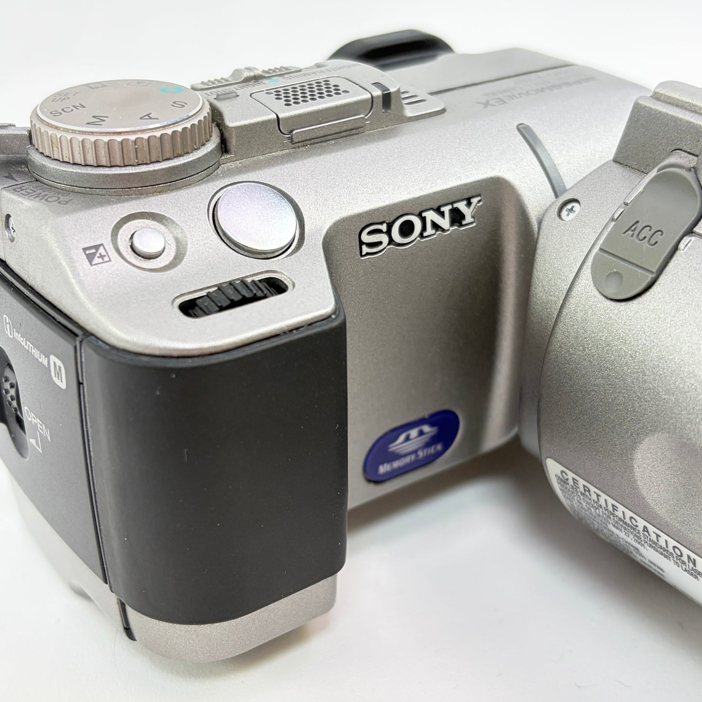 Sony Cyber-Shot DSC-F707 5.0MP Digital Bridge Camera Carl Zeiss Swivel Lens