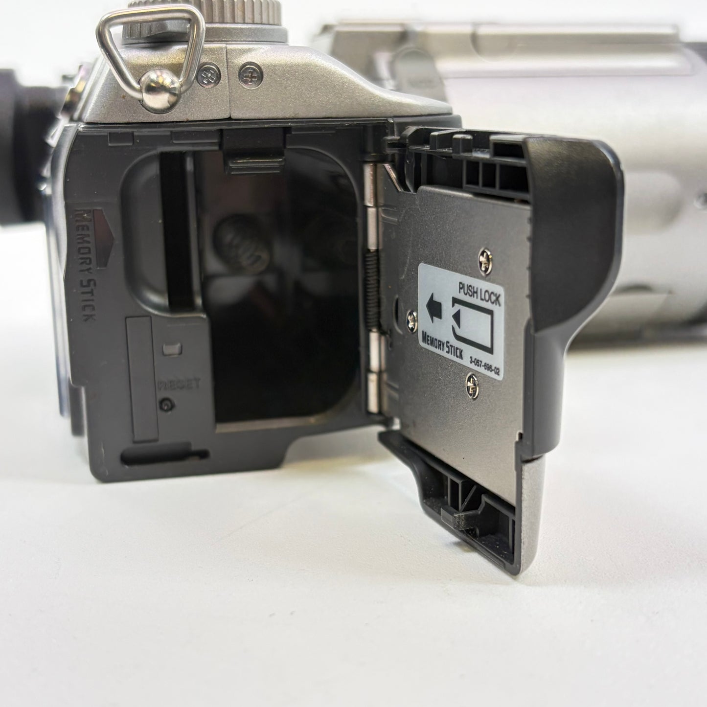 Sony Cyber-Shot DSC-F707 5.0MP Digital Bridge Camera Carl Zeiss Swivel Lens