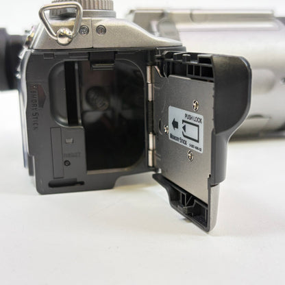 Sony Cyber-Shot DSC-F707 5.0MP Digital Bridge Camera Carl Zeiss Swivel Lens